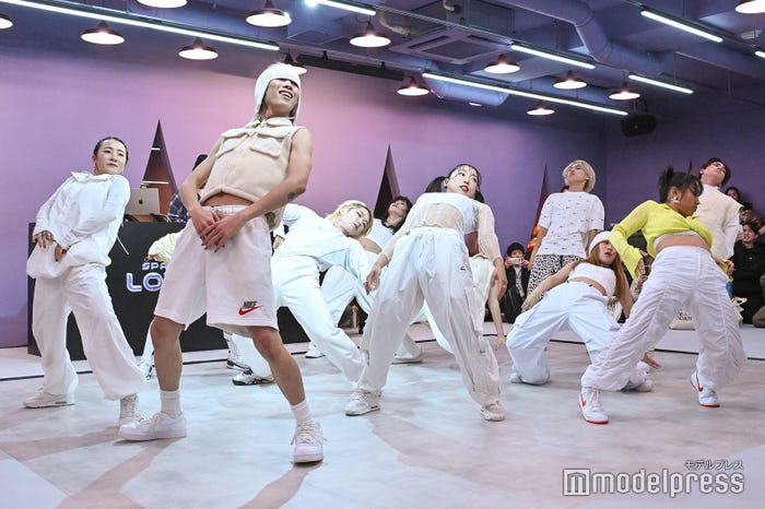 新曲「MOVE」をダンスパフォーマンスするRIEHATA(C)モデルプレス