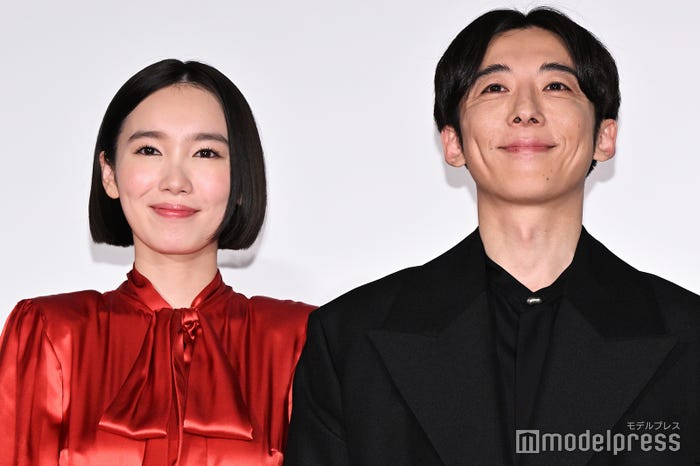 飯豊まりえ、高橋一生(C)モデルプレス