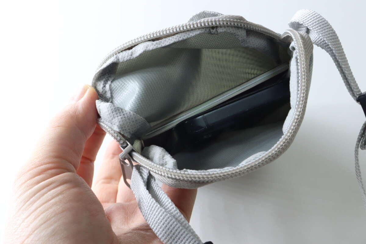 メッシュポケット付パスポートケース