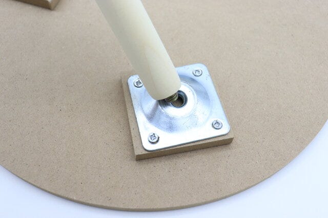 ダイソーのサイドテーブルの脚はネジ式