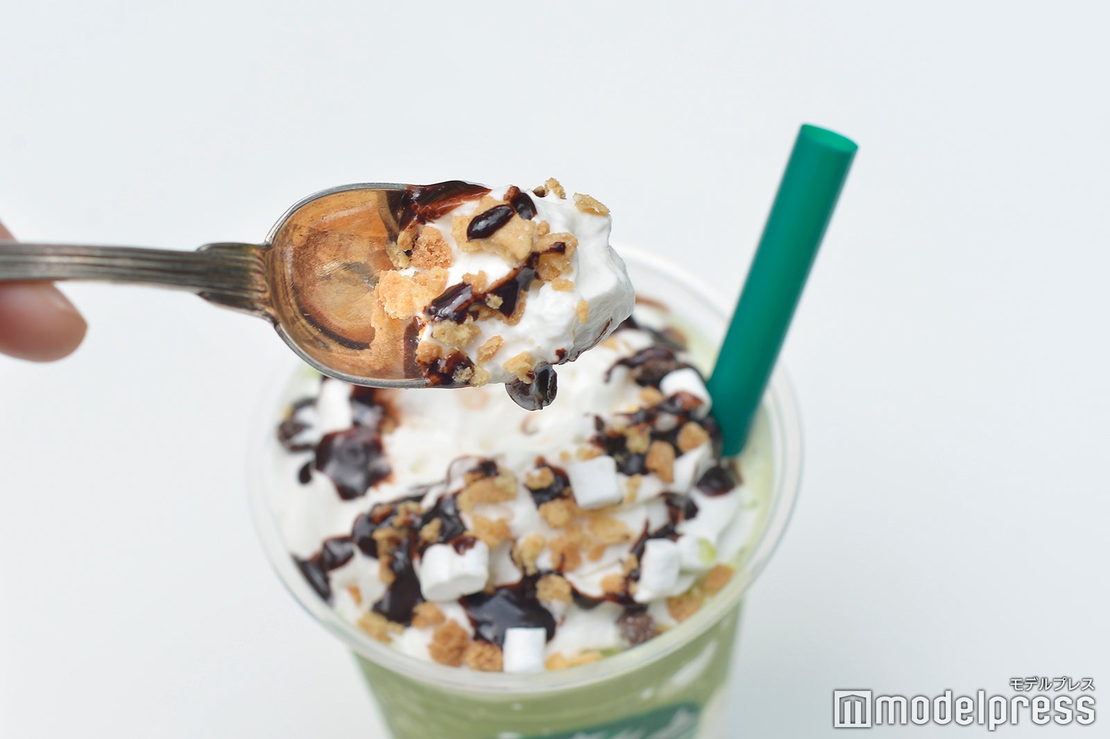 ホイップクリームをすくっていただくのもアリ！ （C）モデルプレス