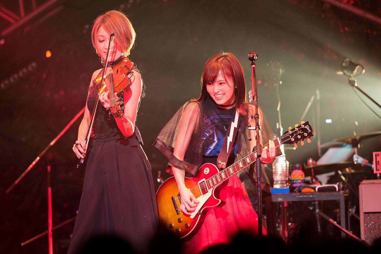 山本彩（右）／（C）NMB48