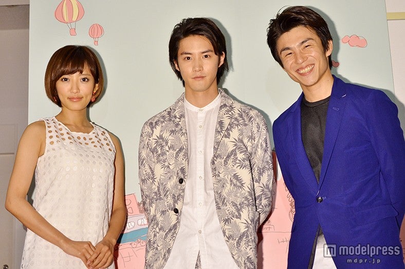 映画『鏡の中の笑顔たち』完成披露試写会に出席した（左から）夏菜、白石隼也、中尾明慶