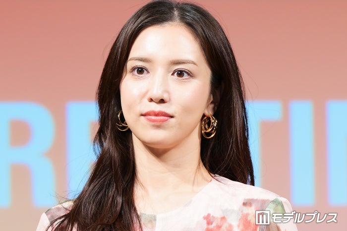 元サッカー日本代表 柿谷曜一朗の妻・丸高愛実、結婚式から9年…過去の披露宴ショット公開「豪華な装飾」「ドレス姿お綺麗」の声