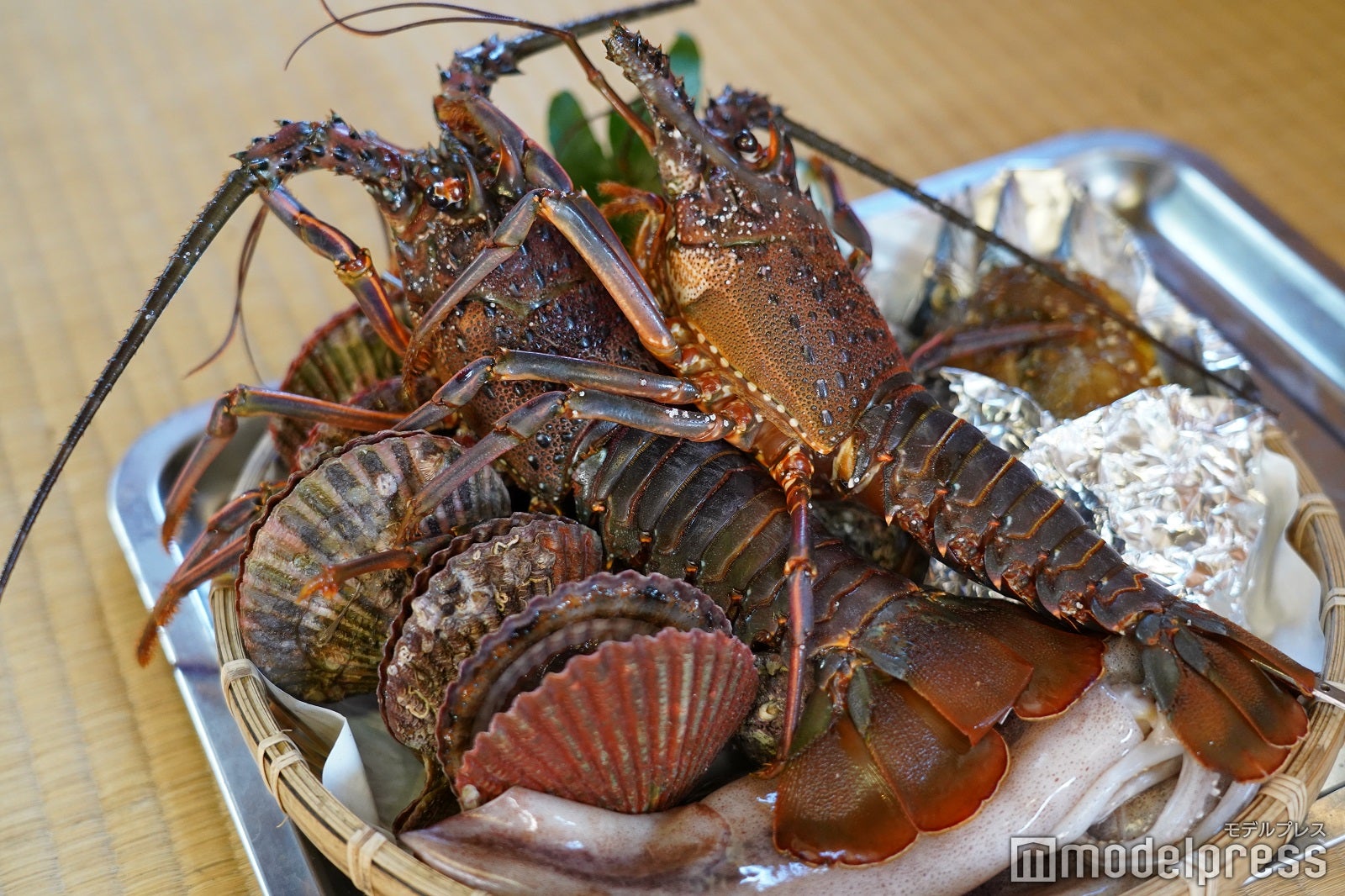 まだ生きている獲れたての伊勢海老※写真は3人前です （C）モデルプレス