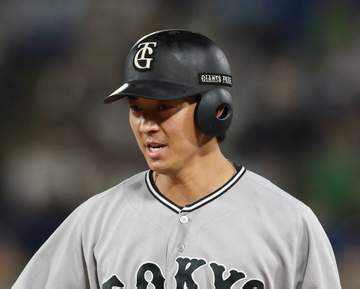 巨人が痛恨ミスで勝ち越し点献上 中堅スタメン起用の鈴木大和が尻もち転倒で後逸・・・一塁走者の生還許す 球場騒然