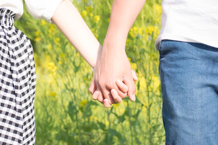 手をつないでいる時、彼は何を思っている?/photo by ぱくたそ