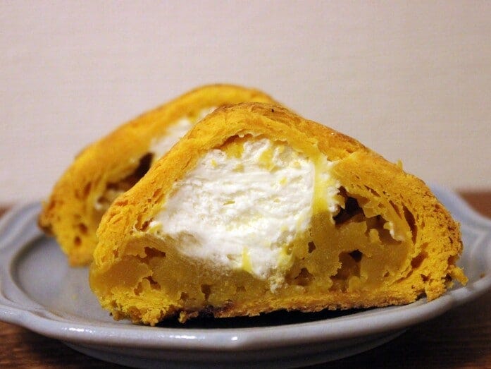 小さなパイの中に、ホイップとかぼちゃあんがぎっしり