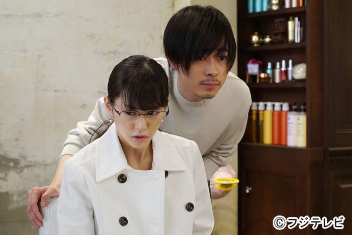 桐谷美玲、成田凌/『人は見た目が100パーセント』第2話より(画像提供:フジテレビ)