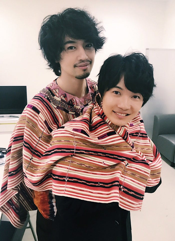 神木隆之介 斎藤工の服に包まり密着 兄弟みたい 激レアショットを披露 刑事ゆがみ モデルプレス
