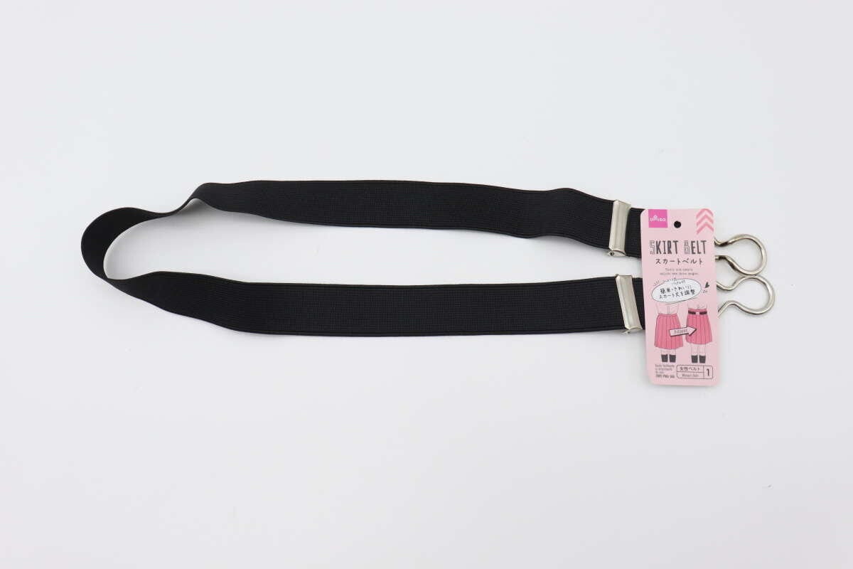 黒いスカートベルトがパッケージに入っている