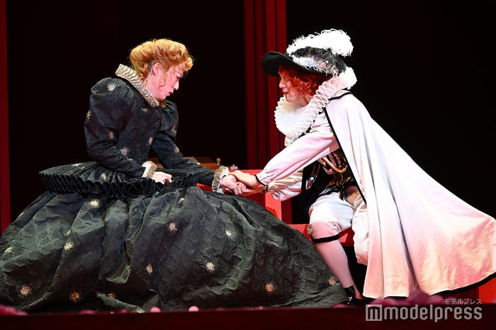 ヴァイオラ(正門良規)に恋に落ちるオリヴィア(大鶴佐助)/『十二夜』ゲネプロより(C)モデルプレス