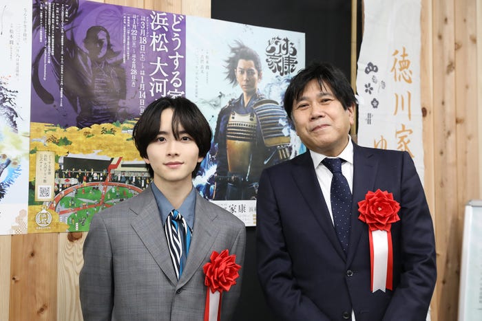 板垣李光人、制作統括の磯智明チーフ・プロデューサー(提供写真)