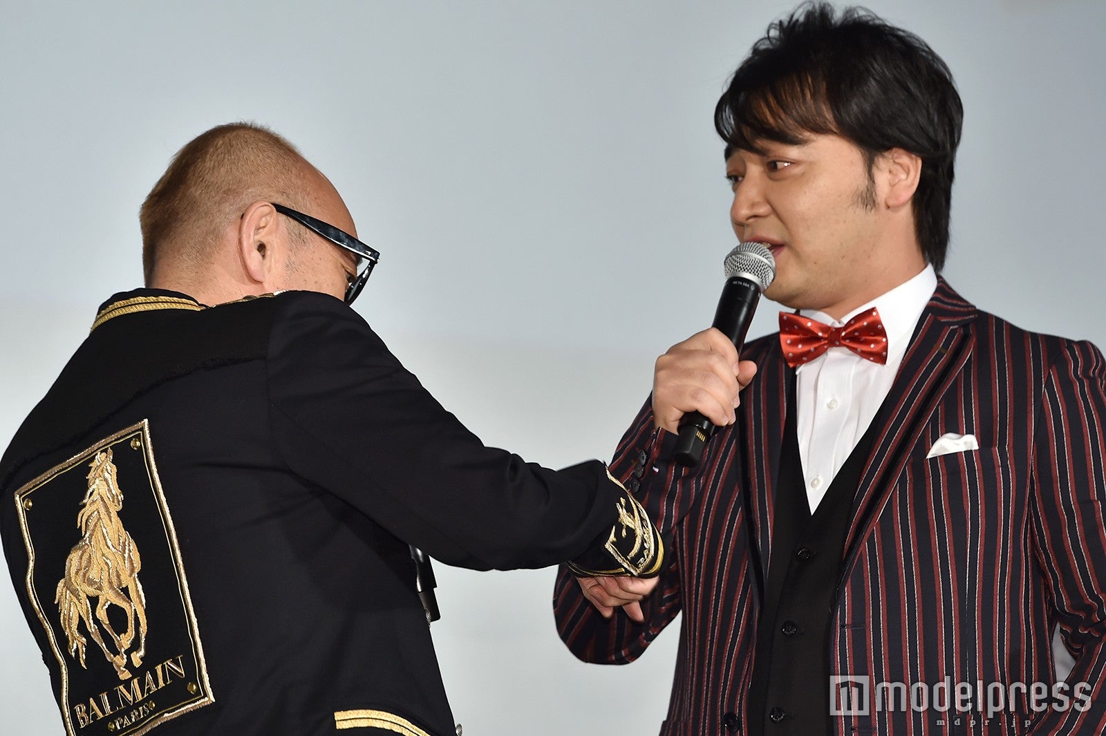 モメる竹中直人と斉藤慎二 （C）モデルプレス