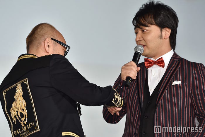 モメる竹中直人と斉藤慎二 (C)モデルプレス