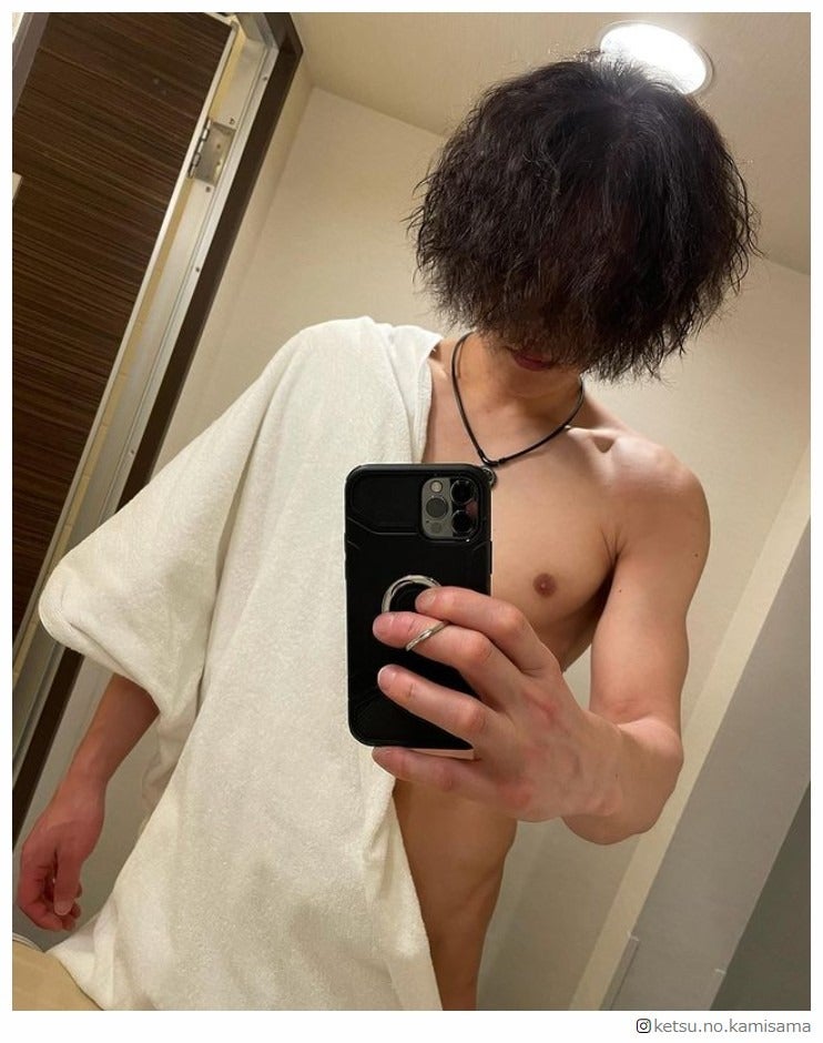 ゴールデンボンバー樽美酒研二、鼻下まで伸びた髪公開「後頭部じゃないよ」肉体美もチラリ