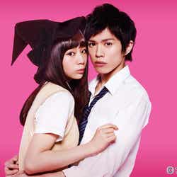 フジテレビ7月土曜23時連続ドラマ「山田くんと7人の魔女」に出演する西内まりや(左)と山本裕典(右)/(C)フジテレビ