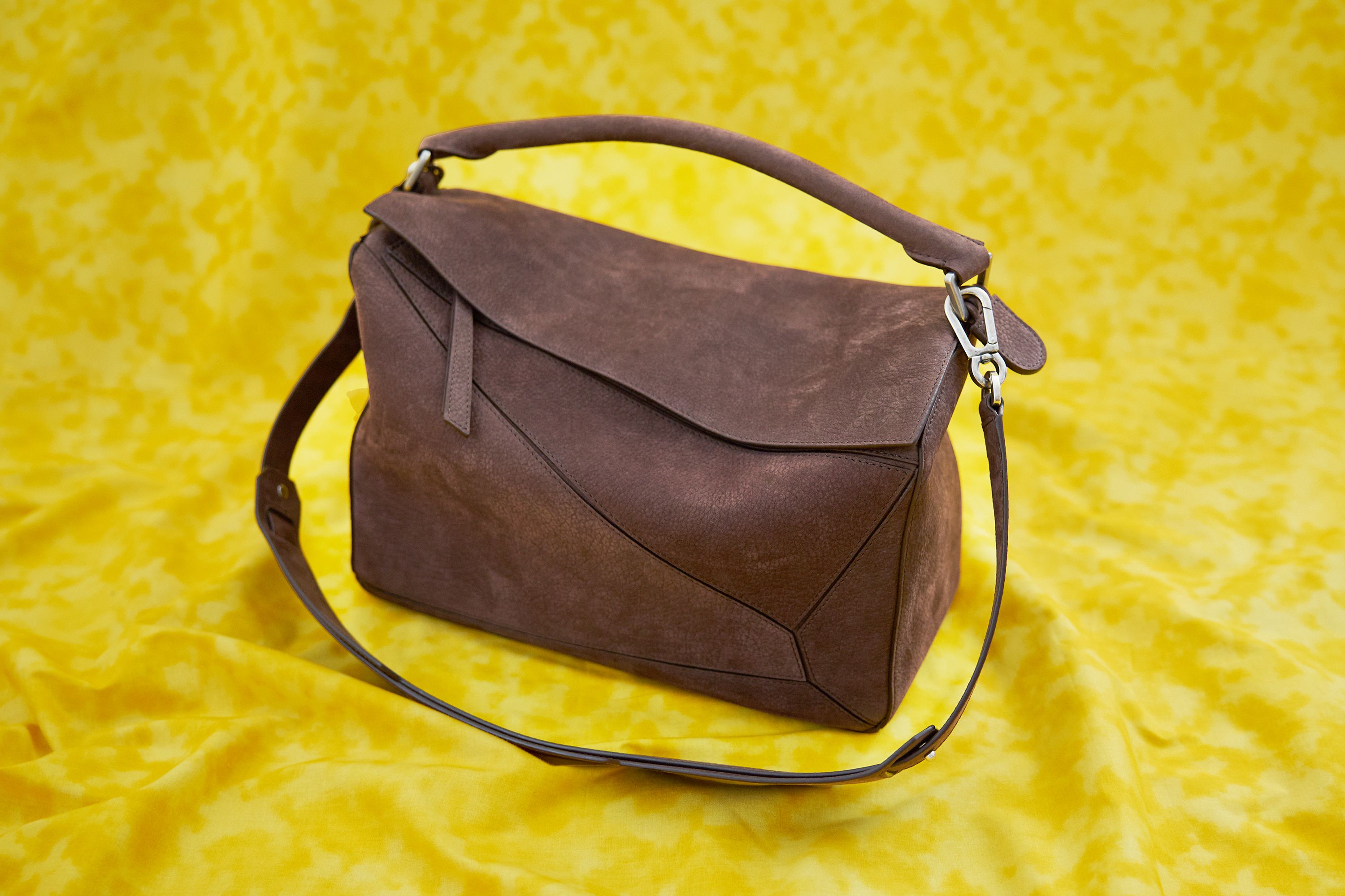 クラフトとアートがモダンに交差するロエベ──2026年春、バッグと財布の最新事情