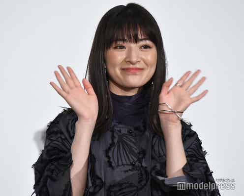 「ちはやふる」で話題・優希美青、美背中&美肩際立つドレス姿「笑顔可愛すぎ」「華奢で可憐」と反響