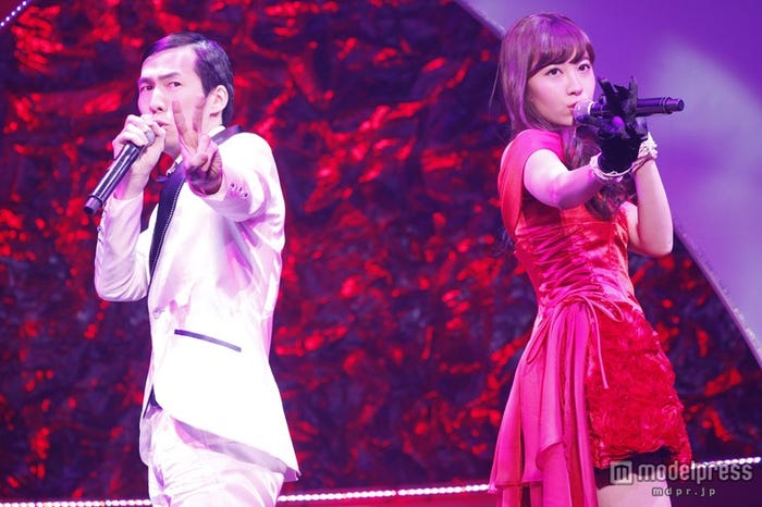 小嶋陽菜はスタッフの北川謙二氏とデュエットソング「二人はデキテル」を披露(C)AKS