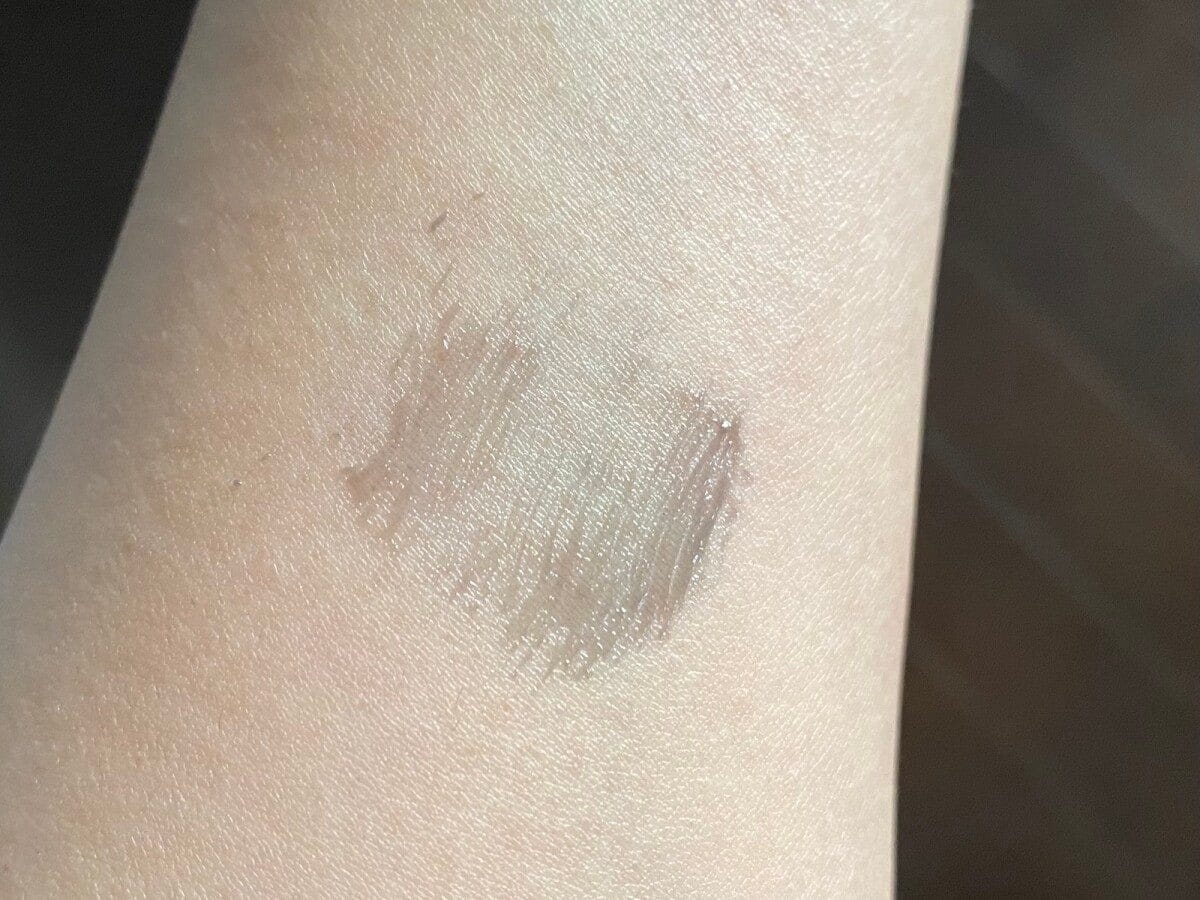 色は、透け感のあるブラック