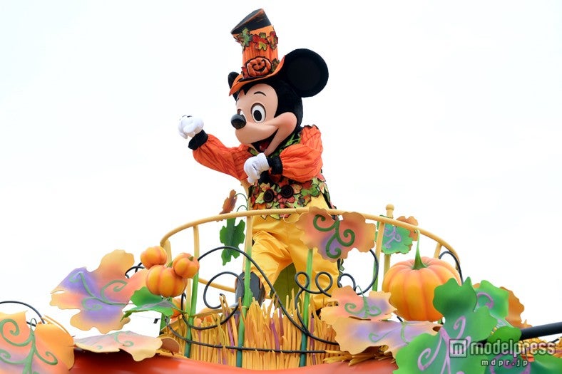 「ハッピーハロウィーンハーベスト」ミッキー、クロネコのポーズ