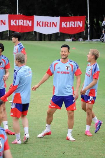吉田麻也が森保ジャパンに再合流 笑顔も 練習場は小雨と雷雨が