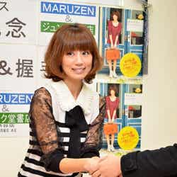 ファンと握手を交わす東原亜希