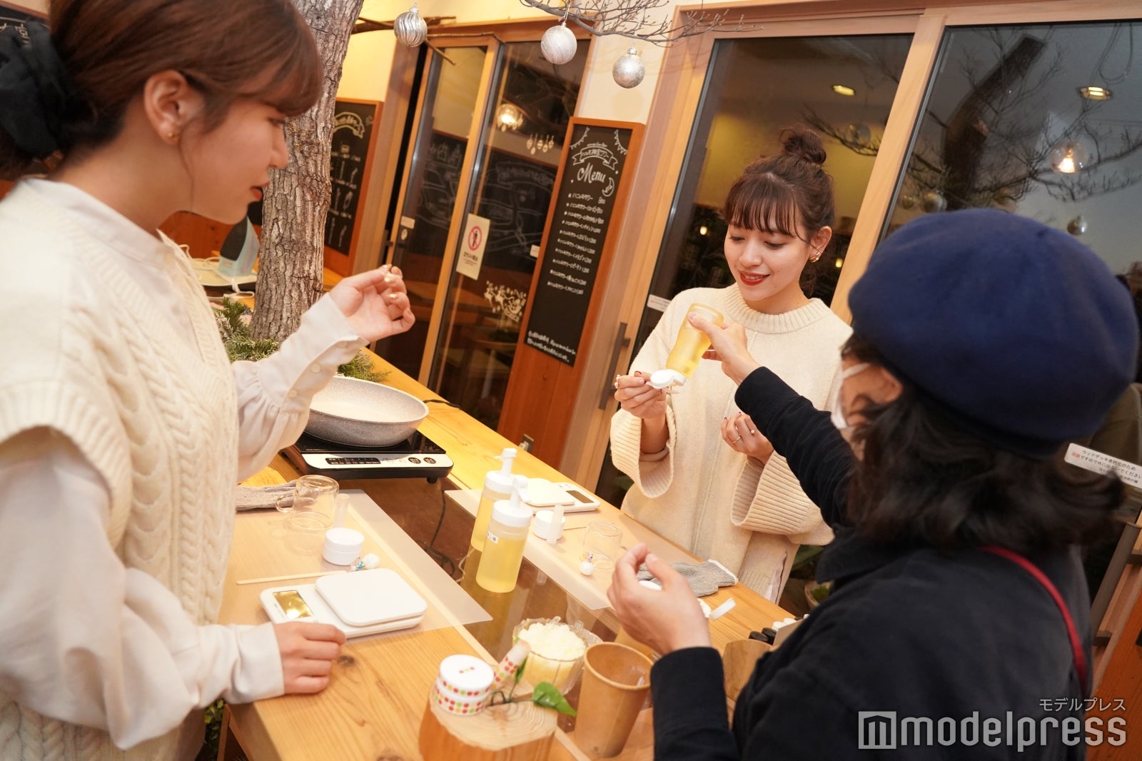 伊勢神宮周辺で採れた蜜ろうを使用したはちみつリップクリームづくりの様子 （C）モデルプレス