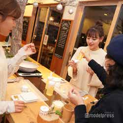 伊勢神宮周辺で採れた蜜ろうを使用したはちみつリップクリームづくりの様子 (C)モデルプレス