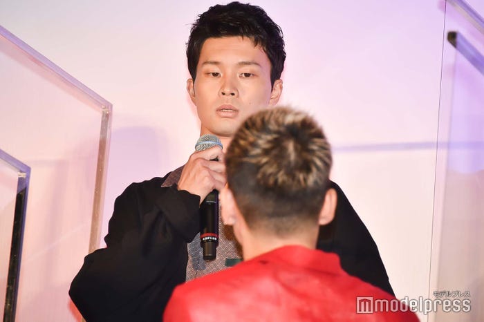 「BE:FIRSTでーす」と挨拶し、すかさず三山凌輝にツッコまれる永沼伊久也 (C)モデルプレス
