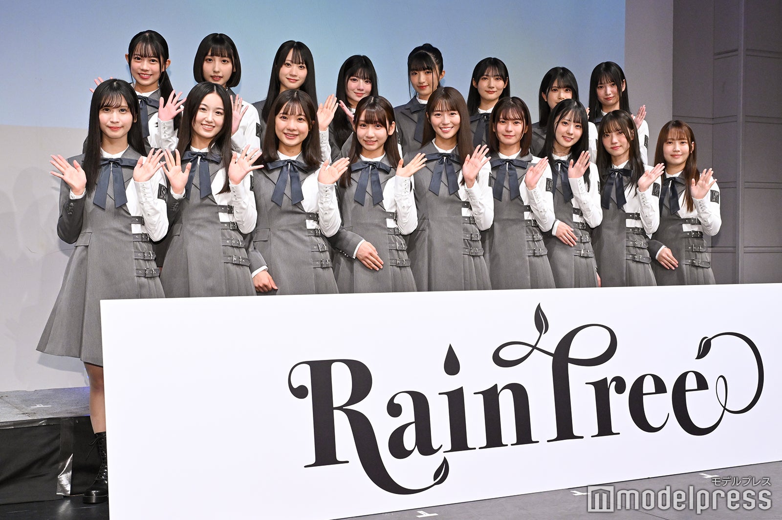 「Rain Tree」（後列左より）リンリン、ミラン、マキ、ペロ、チャイ、サナ、キナコ、イチゴ（前列左より）ロゼ、リー、マリオ、マカロン、ニイ、タマ、コトリ、カワチャン、イチ（C）モデルプレス