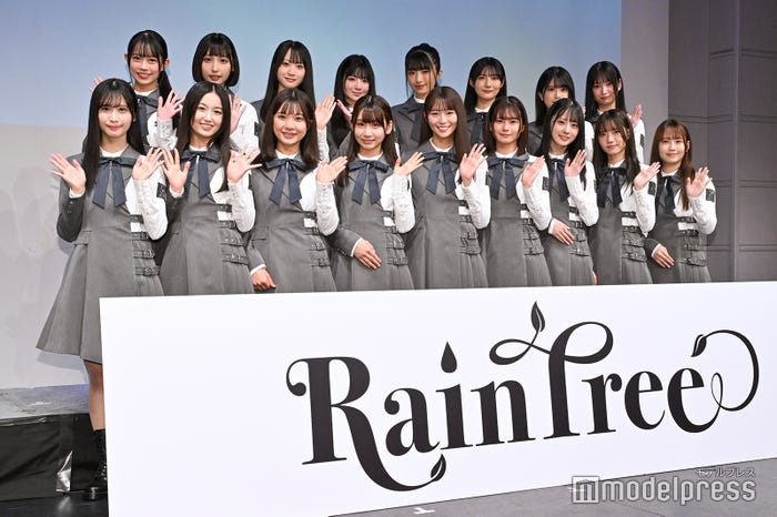 「Rain Tree」(後列左より)リンリン、ミラン、マキ、ペロ、チャイ、サナ、キナコ、イチゴ(前列左より)ロゼ、リー、マリオ、マカロン、ニイ、タマ、コトリ、カワチャン、イチ(C)モデルプレス