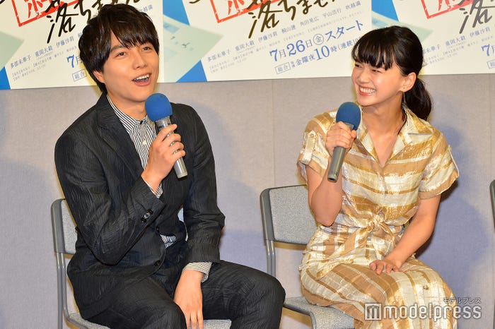 多部未華子(右)から印象は「特にない」と言われてしまった重岡大毅(左)/(C)モデルプレス