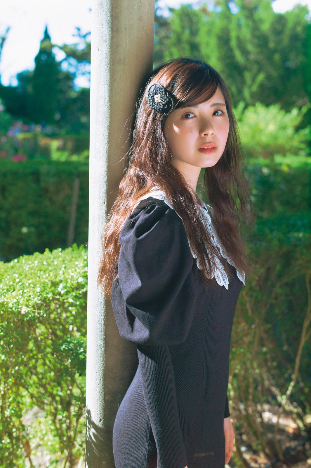 乃木坂46筒井あやめ、レアなへアスタイル＆ニットドレスで佇む
