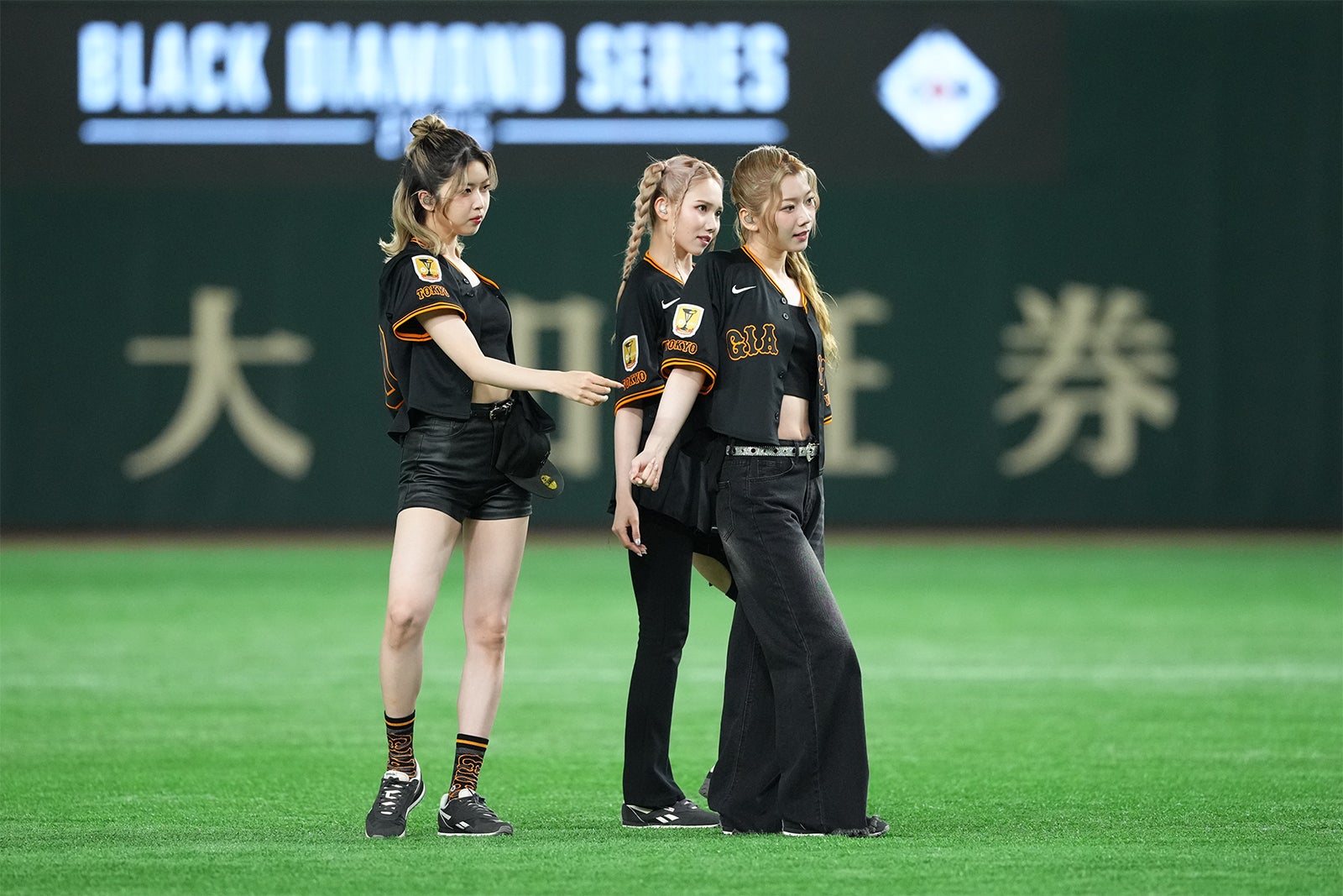 IS:SUE、初の始球式に登場 東京ドームで新曲生歌唱も【BLACK DIAMOND SERIES2025】