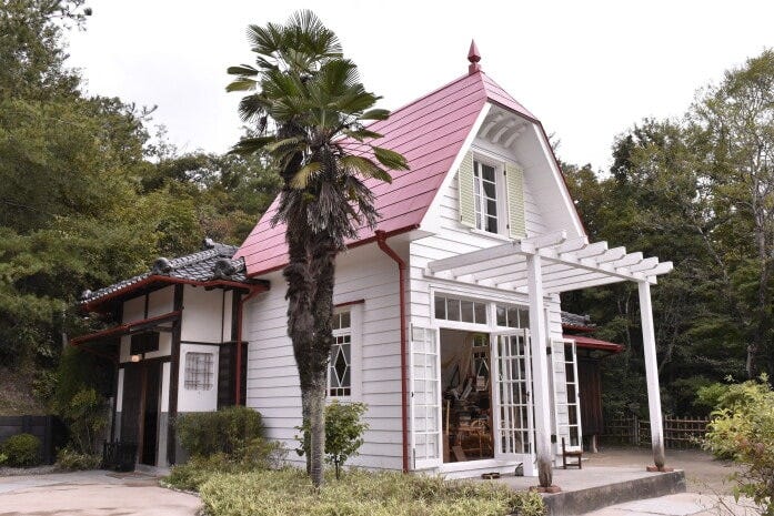 『となりのトトロ』の主人公姉妹が暮らす「サツキとメイの家」。昭和10年代の建築様式や昭和30年代の生活様式をふまえて建てられた“本物の家”（C）Studio Ghibli