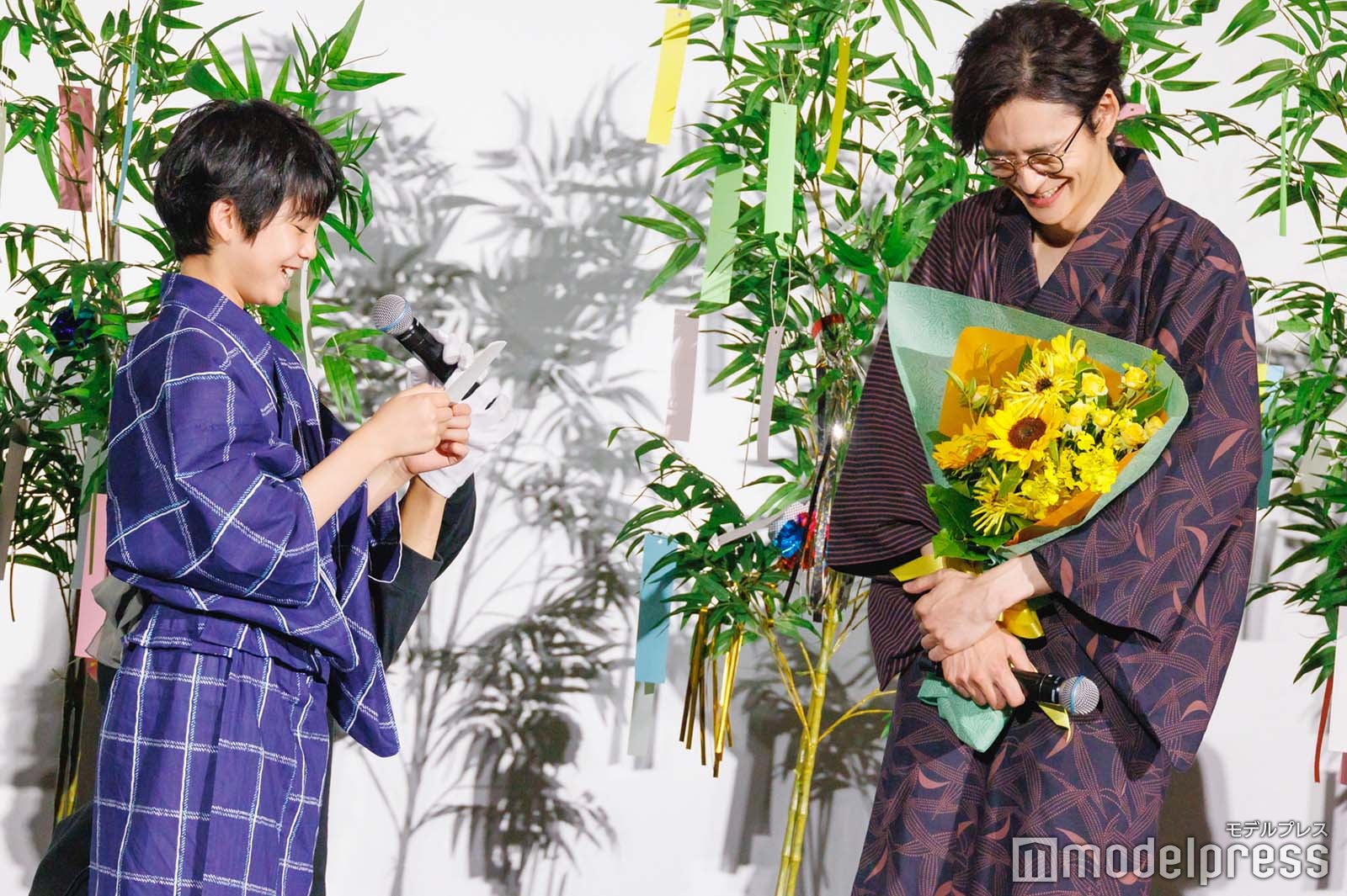 柊木陽太からの手紙に照れる岡田将生（C）モデルプレス