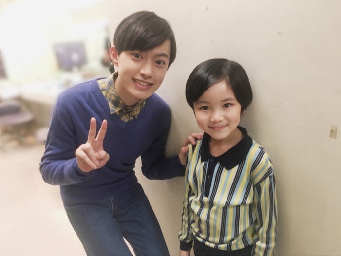 草太の幼少期を演じた子役・志水透哉との2ショットも話題に/上村海成オフィシャルブログより