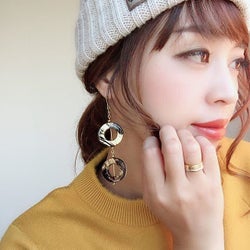 「+アクセサリー」で秋冬ニットが着映える!シンプルニットに似合う華やかアクセサリー特集