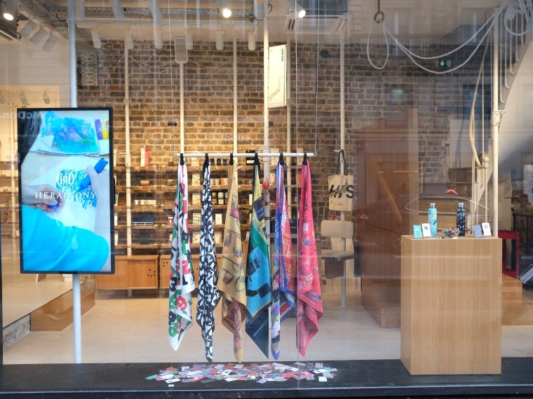 ヘラルボニー、パリで初の期間限定店