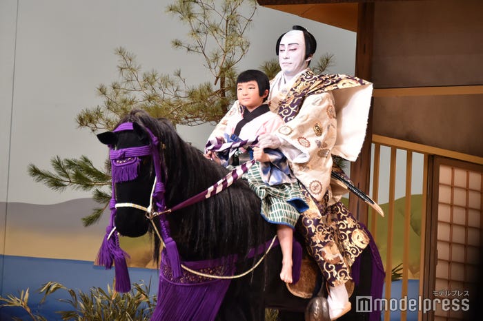 (右)市川團十郎(C)モデルプレス