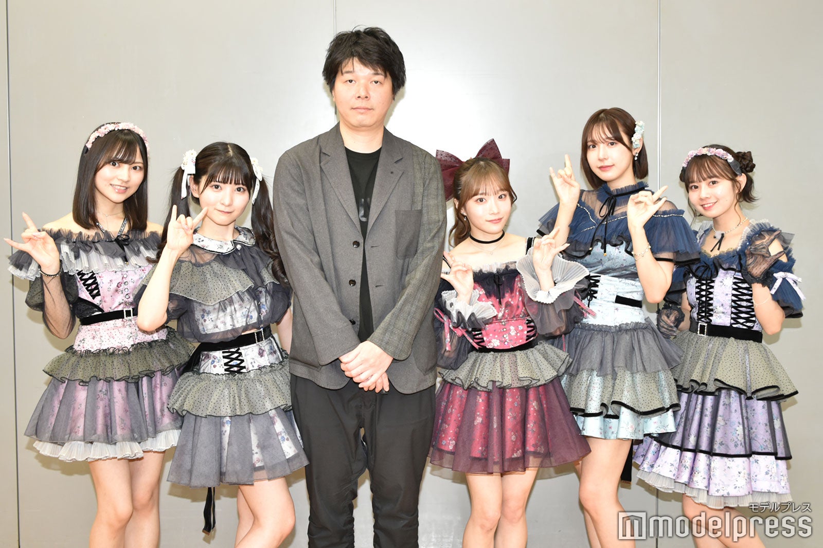（左から）宇咲、小鳥遊るい、菊竹龍プロデューサー、岸みゆ、水湊みお、近藤沙瑛子（C）モデルプレス
