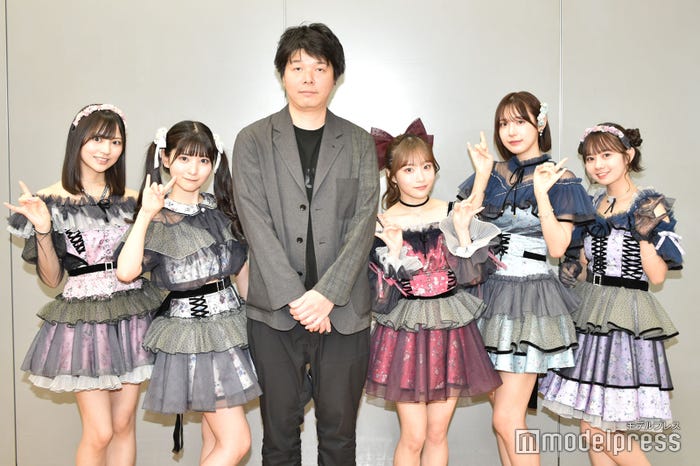 (左から)宇咲、小鳥遊るい、菊竹龍プロデューサー、岸みゆ、水湊みお、近藤沙瑛子(C)モデルプレス
