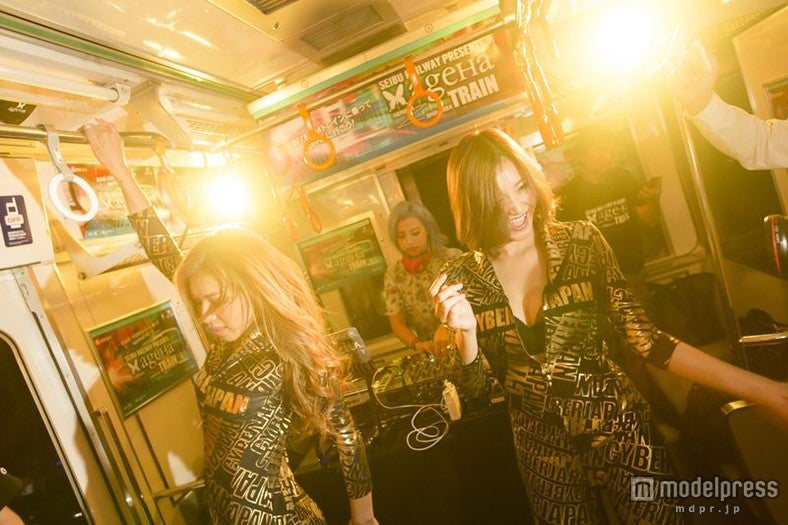 セクシーなダンスで車内を盛り上げるCYBERJAPAN DANCERS