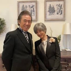 鈴木保奈美&西岡徳馬、『東京ラブストーリー』以来約29年ぶり共演 『35歳の少女』で記念撮影