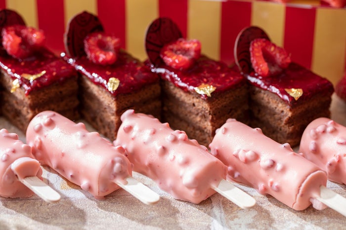 スティックいちごムース／画像提供：コンラッド東京