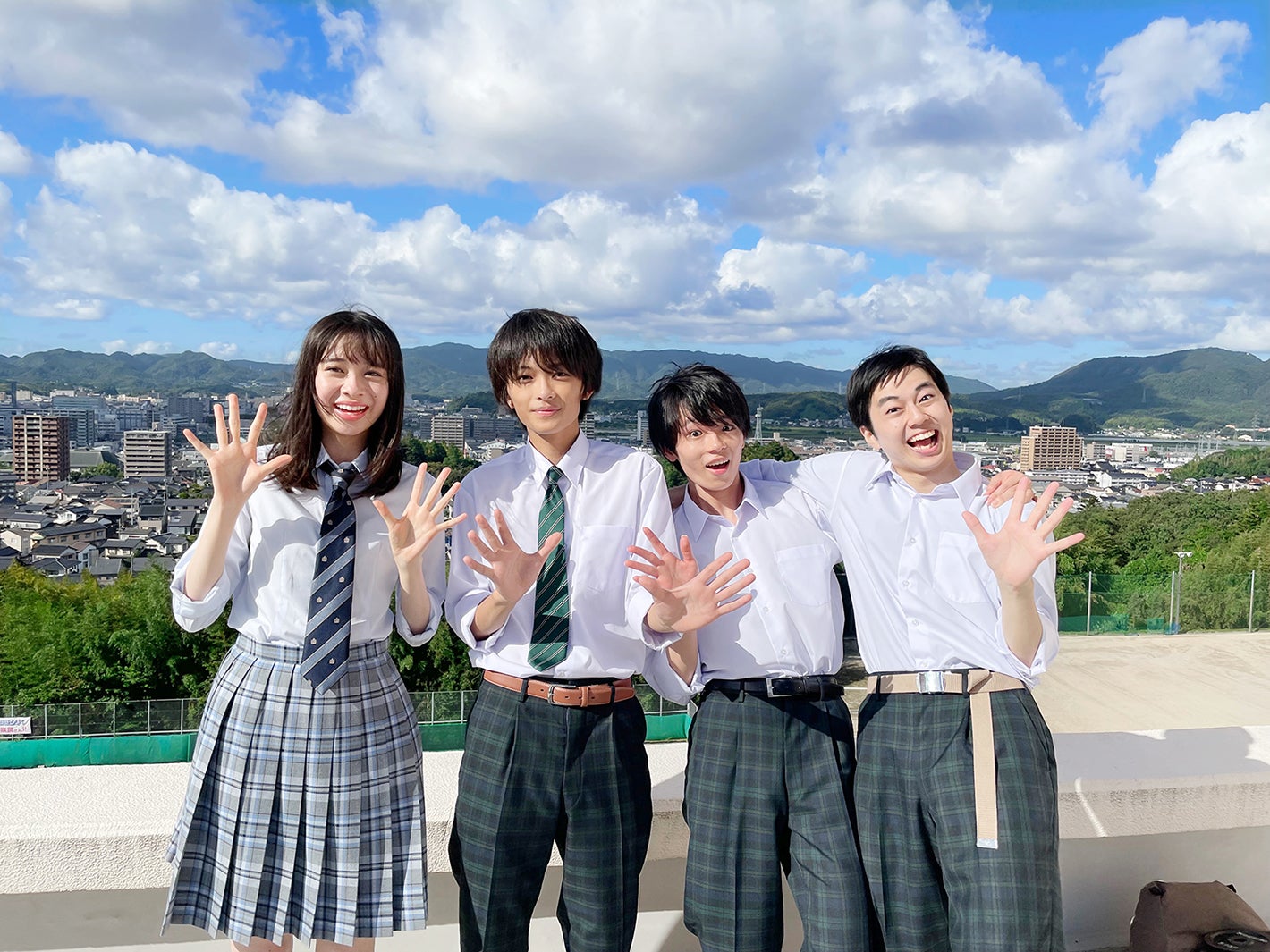 （左）田鍋梨々花／オフショット（提供写真）