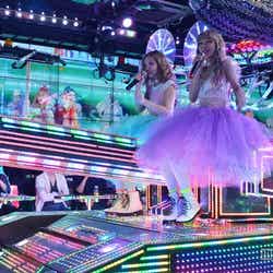 ド派手な戦車に乗って登場したAMIAYA(左から:AYA、AMI)