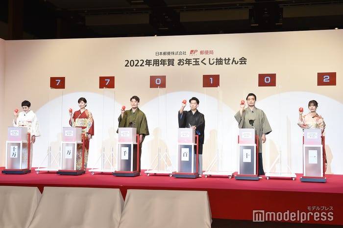 (左から)大竹しのぶ、宇賀なつみ、おたけ、太田博久、斉藤慎二、長濱ねる(C)モデルプレス